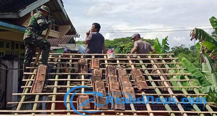 TNI Bersama Rakyat, Babinsa Ubrug Koramil 2203/Warungkiara Bareng Warga Rehab Poskamling