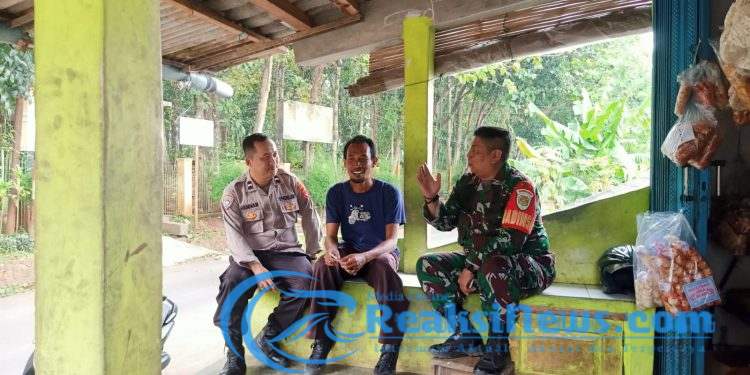 Sinergitas TNI-Polri, Bhabinkamtibmas dan Babinsa Melaksanakan Sambang
