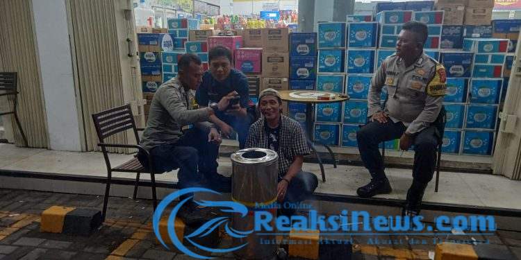 Bhabinkamtibmas Polsek Lembursitu Polres Sukabumi Kota Melaksanakan Kegiatan Sambang dan Sapa Warga