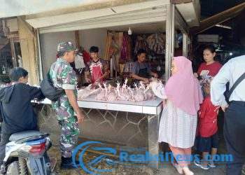 Menjelang Ramadhan, Sertu Dadang Koramil 2203/Warungkiara Pantau Stabilitas Harga Sembako Di Pasar Cigombong