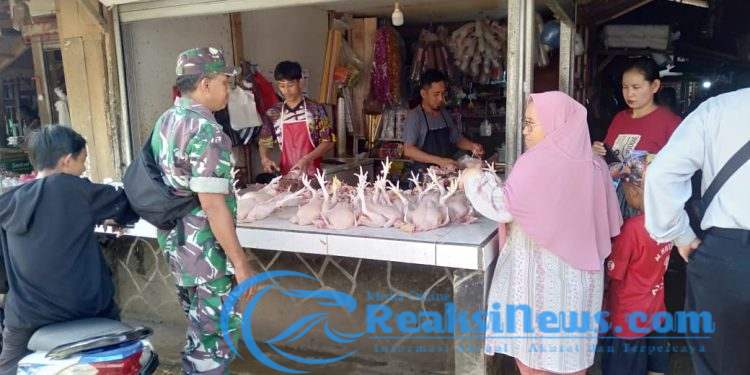 Menjelang Ramadhan, Sertu Dadang Koramil 2203/Warungkiara Pantau Stabilitas Harga Sembako Di Pasar Cigombong