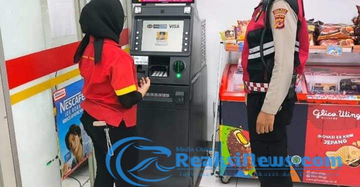 Sambang Minimarket. Polsek Baros Himbau dan Pastikan Sistem Keamanan terpasang Aktif