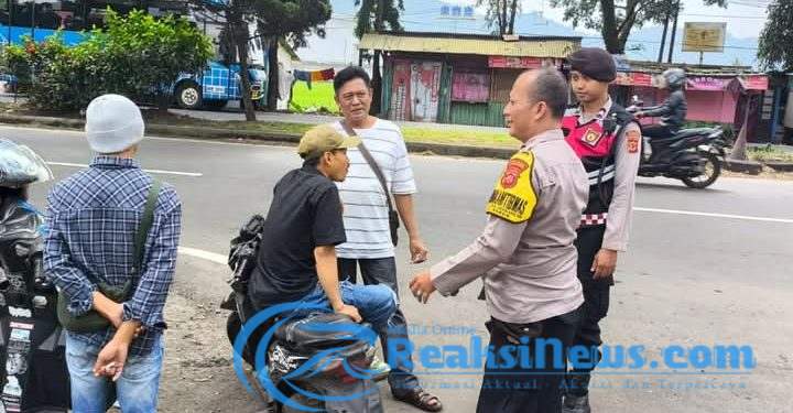 Sambangi Pangkalan ojek. Polsek Baros berikan himbauan dan pesan kamtibmas bulan Ramadan 1446 H