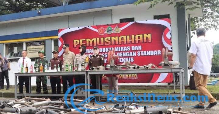 Polres Sukabumi Kota Musnahkan Ribuan Botol Miras dan Knalpot Brong
