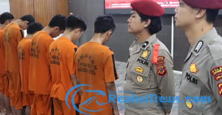 Polres Sukabumi Kota Pajang 4 Terduga Pelaku Yang Aniaya Korban Hingga Tewas