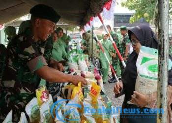 Batalyon Armed 13 Kostrad Menggelar Bazar Murah
