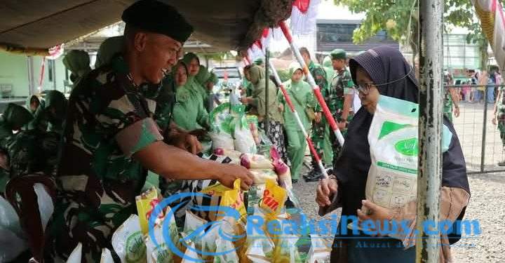 Batalyon Armed 13 Kostrad Menggelar Bazar Murah