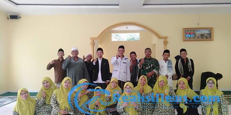 Sertu Suparno Babinsa Koramil 2203/Warungkiara, Hadiri Pengajian dan Bukber Bareng Warga Sampora