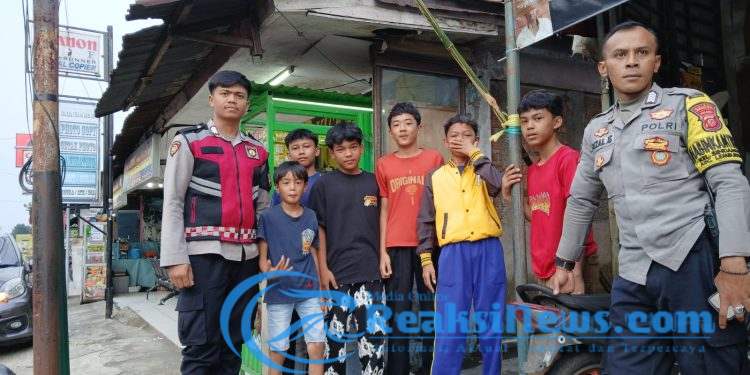 Berdialog Dengan Warga, Unit Samapta Polsek Lembursitu Berikan Himbauan Kamtibmas