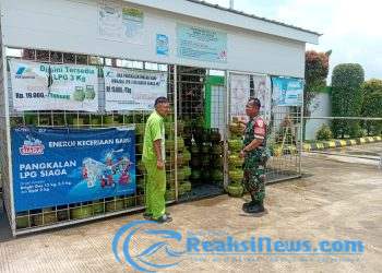 Babinsa Serka Enceng Setiawan Koramil 2203/Warungkiara Pantau Langsung Agen LPG 3Kg Di Bulan Suci Ramadan