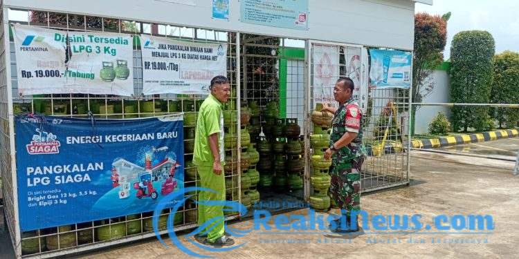 Babinsa Serka Enceng Setiawan Koramil 2203/Warungkiara Pantau Langsung Agen LPG 3Kg Di Bulan Suci Ramadan