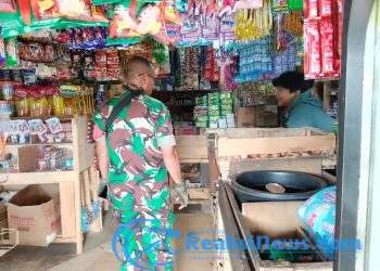 Sertu Nasrul Koramil 2203/Warungkiara Tinjau Langsung Pasokan Sembako Di Pasar Cigombong