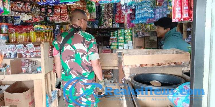 Sertu Nasrul Koramil 2203/Warungkiara Tinjau Langsung Pasokan Sembako Di Pasar Cigombong