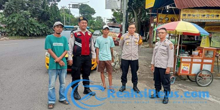 Kapolsek Lembursitu AKP Agus Suherman SE Pimpin Patroli Cipkon Jelang Buka Puasa
