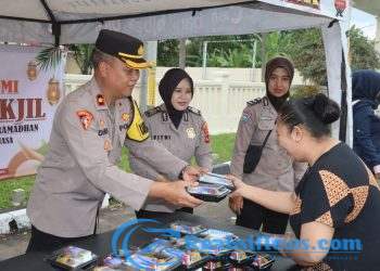 Polres Sukabumi Bagikan Takjil Gratis Kepada Pengguna Jalan Di Depan Mako Polres Sukabumi