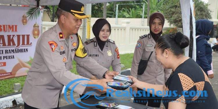 Polres Sukabumi Bagikan Takjil Gratis Kepada Pengguna Jalan Di Depan Mako Polres Sukabumi