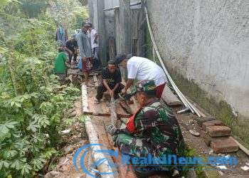 Babinsa Bantargebang Sertu Didik Susanto Koramil 2203/Warungkiara Kerja Bakti Bareng Warga