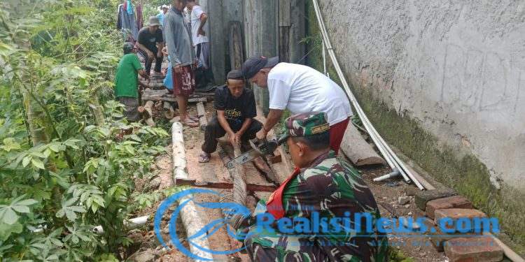 Babinsa Bantargebang Sertu Didik Susanto Koramil 2203/Warungkiara Kerja Bakti Bareng Warga