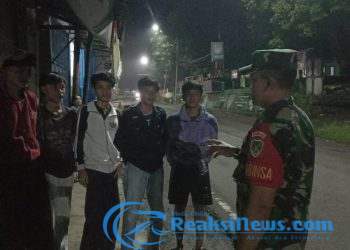 Wujudkan Keamanan Di Lingkungan di Bulan Suci Ramadan 1446 Hijriyah, Babinsa Koramil 2203/Warungkiara Gelar Patroli Malam