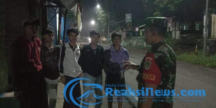 Wujudkan Keamanan Di Lingkungan di Bulan Suci Ramadan 1446 Hijriyah, Babinsa Koramil 2203/Warungkiara Gelar Patroli Malam