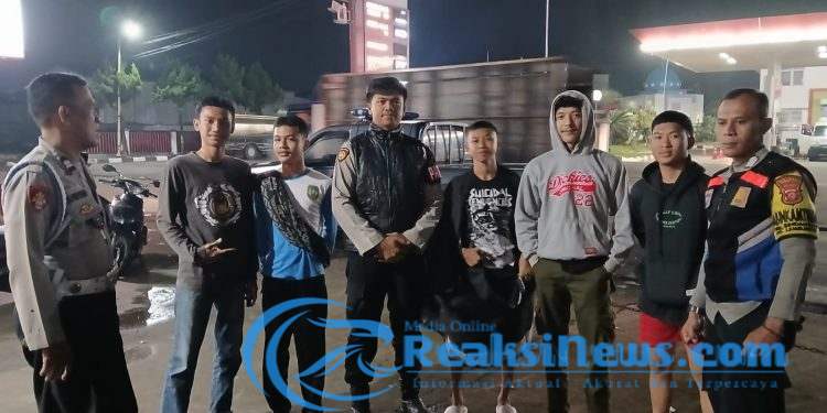 Antisipasi Perang Sarung, Gangguan Kamtibmas di Bulan Suci Ramadhan, Polsek Lembursitu Laksanakan Patroli Dialogis