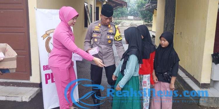 Perkokoh Silaturahmi Dan Kebaikan Di Bulan Suci Ramadhan, Polsek Warungkiara Bagikan Ratusan Paket Takjil Gratis Kepada Warga