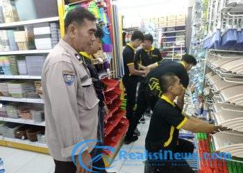 Bhabinkamtibmas Sambangi Karyawati Mr diy di Jln Pelabuhan Il Kota Sukabumi Berikan Himbauan Kamtibmas