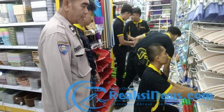 Bhabinkamtibmas Sambangi Karyawati Mr diy di Jln Pelabuhan Il Kota Sukabumi Berikan Himbauan Kamtibmas