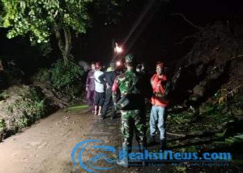 Sertu Slamet Anggota Koramil 2203/Warungkiara Bersama BPBD Evakuasi Longsor di Jalan Nasional Bantargadung