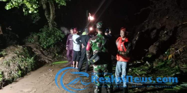 Sertu Slamet Anggota Koramil 2203/Warungkiara Bersama BPBD Evakuasi Longsor di Jalan Nasional Bantargadung