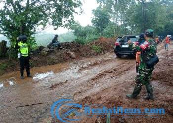 Sejumlah Anggota Koramil 2203/Warungkiara Sigap Tanggulangi Longsor Di Bantargadung