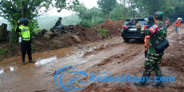 Sejumlah Anggota Koramil 2203/Warungkiara Sigap Tanggulangi Longsor Di Bantargadung
