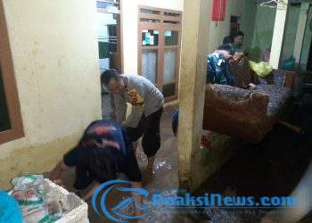 Pasca Banjir, Kapolsek Polsek Lembursitu bersama Anggota Bantu Bersihkan Rumah Warga