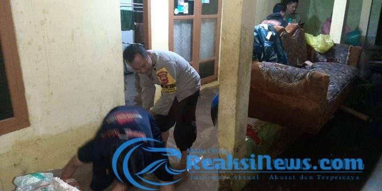 Pasca Banjir, Kapolsek Polsek Lembursitu bersama Anggota Bantu Bersihkan Rumah Warga