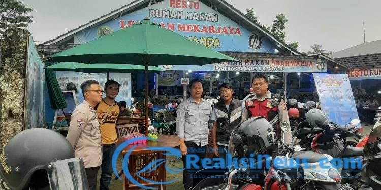 Anggota Polsek Lembursitu Patroli Cipkon Jelang Buka Puasa