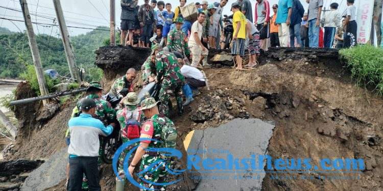 Gerak Cepat Kodim 0622/Kab. Sukabumi Tangani Jembatan Putus