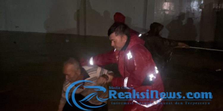 Polres Sukabumi Evakuasi Korban Banjir di Palabuhanratu