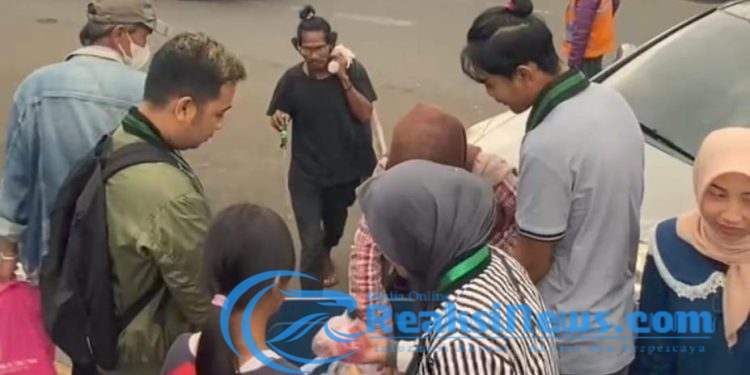 Momen Bulan Suci Ramadhan, HMI Komisariat STH Pasundan Berbagi Takjil Kepada Masyarakat