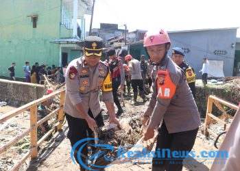 Sinergi Polres Sukabumi dan TNI Bersihkan Kp. Gumelar yang Terdampak Banjir