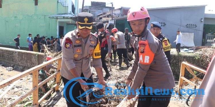 Sinergi Polres Sukabumi dan TNI Bersihkan Kp. Gumelar yang Terdampak Banjir