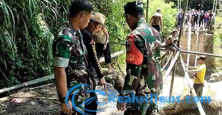 Dua Anggota Babinsa Koramil 2203/Warungkiara Gerakan Warga Bangun Jembatan Sementara Menggunakan Bambu Di Warungkiara