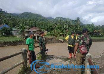 Pasca Putusnya Jembatan Penghubung Antar Desa, Babinsa Mekarjaya Koramil 2203/Warungkiara Serka Surata Tinjau Lokasi