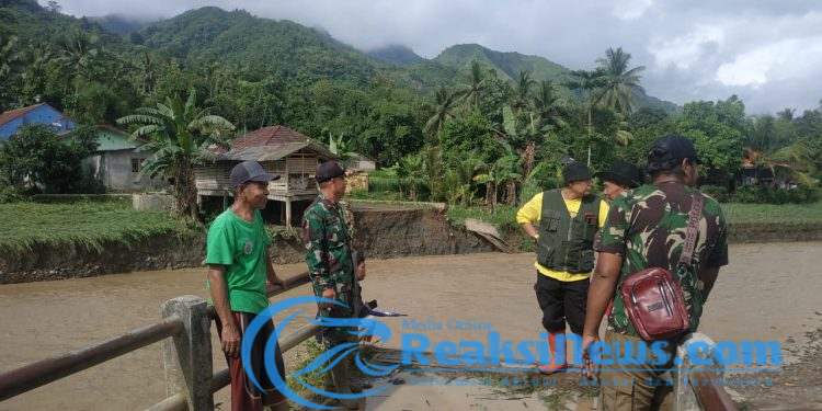 Pasca Putusnya Jembatan Penghubung Antar Desa, Babinsa Mekarjaya Koramil 2203/Warungkiara Serka Surata Tinjau Lokasi