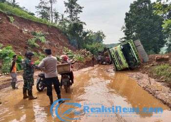 Truk Tronton Bermuatan Hebel Terguling Di Lokasi Longsor Cijambe, Anggota Koramil 2203/Warungkiara Turun Tangan Bantu Evakuasi