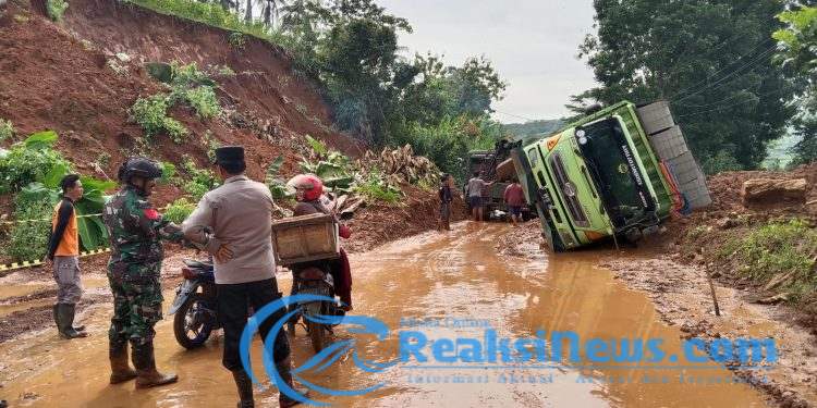 Truk Tronton Bermuatan Hebel Terguling Di Lokasi Longsor Cijambe, Anggota Koramil 2203/Warungkiara Turun Tangan Bantu Evakuasi
