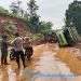 Truk Tronton Bermuatan Hebel Terguling Di Lokasi Longsor Cijambe, Anggota Koramil 2203/Warungkiara Turun Tangan Bantu Evakuasi