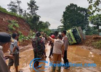 Truk Tronton Bermuatan Hebel Terguling Di Lokasi Longsor Cijambe, Anggota Polsek Warungkiara Turun Tangan Bantu Evakuasi