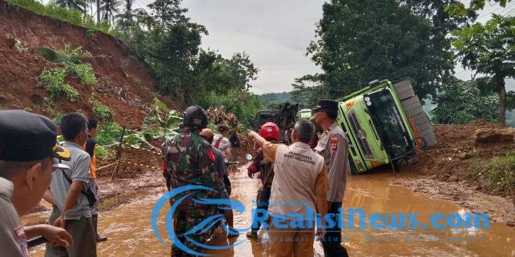 Truk Tronton Bermuatan Hebel Terguling Di Lokasi Longsor Cijambe, Anggota Polsek Warungkiara Turun Tangan Bantu Evakuasi