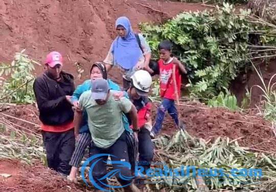 Kanit Polsek Lengkong Aipda Slamet Sutopo Gendong Lansia Usia 80 Tahun, Lintasi Gundukan Lumpur Tebal