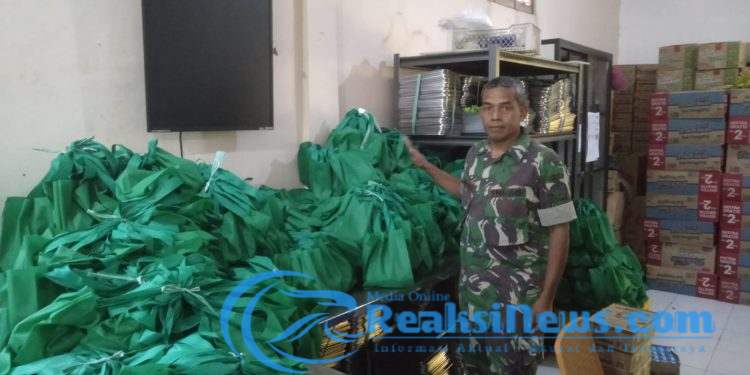 Babinsa 2203/Warungkiara Sertu Dadang Dampingi Penyaluran Makan Bergizi Gratis di Wilayahnya